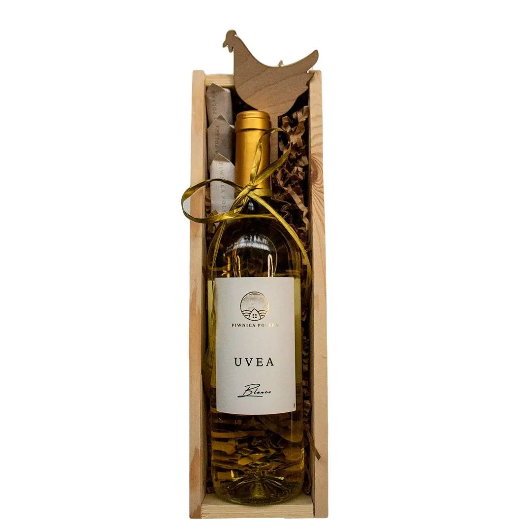 Zestaw prezentowy z białym winem w drewnianej skrzynce na Wielkanoc 2023.