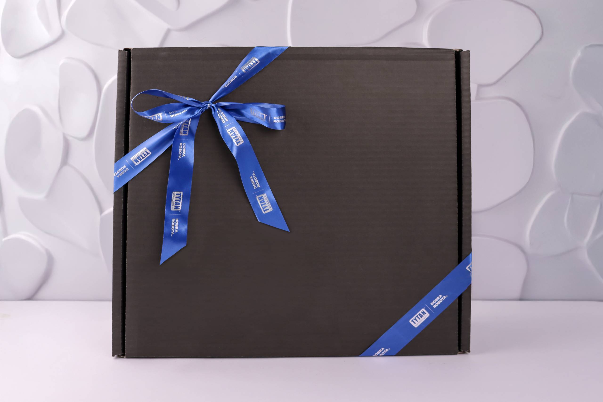 czarne-pudelko-ze-wstazka-scaled.jpg