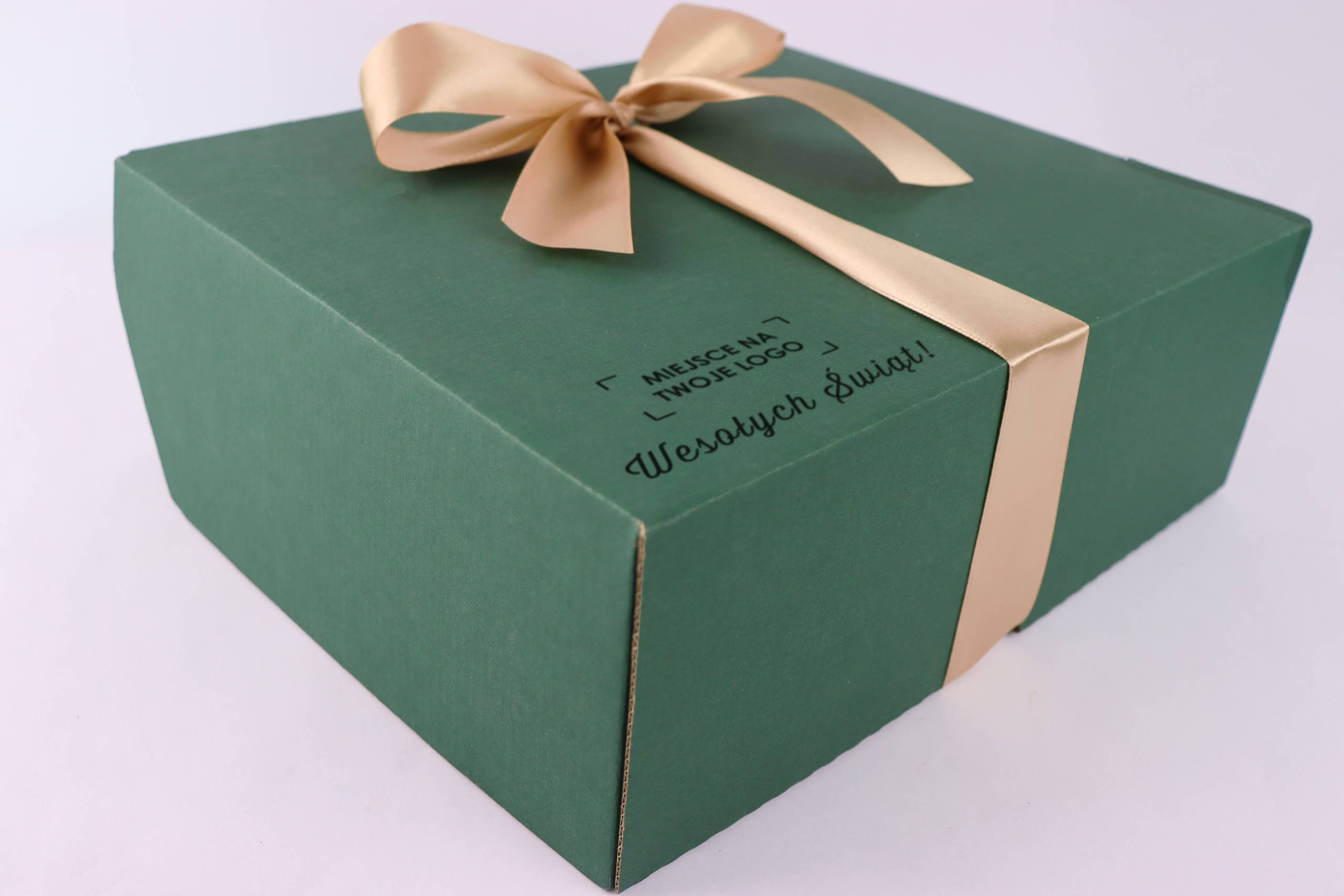 zielone-pudelko-ze-zlota-wstazka-scaled.jpg